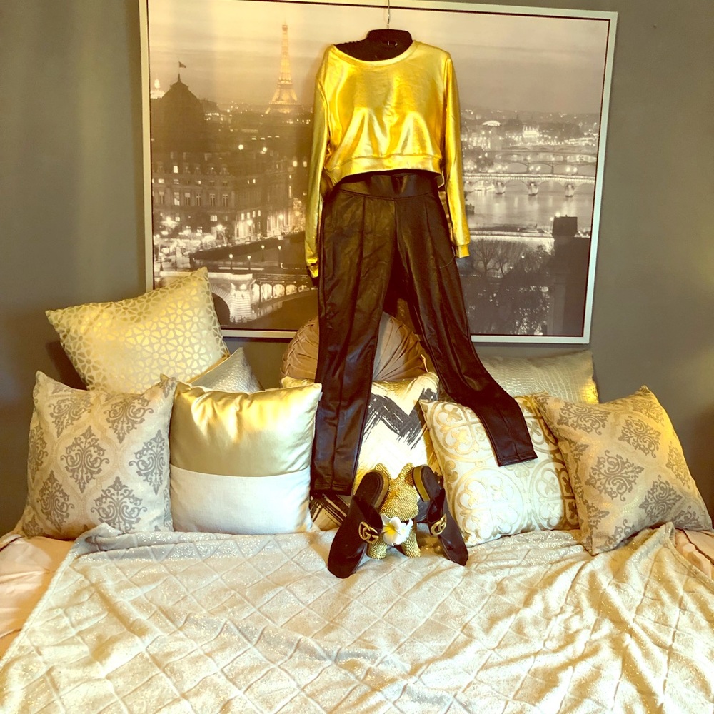 NWT Hue Leather  pants 👖